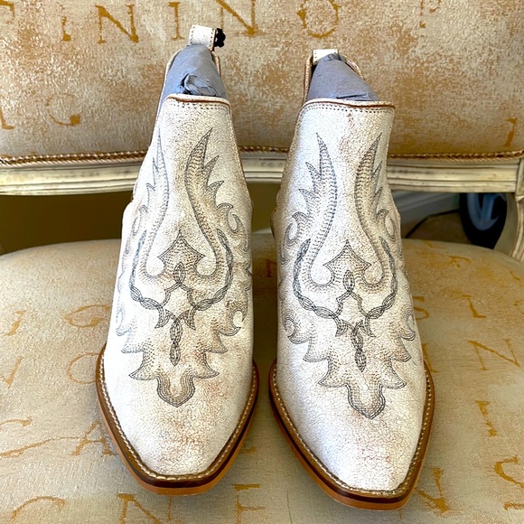 Myra Bag Shoes - JUST IN❤️❤️❤️Myra leather Boots, cream with gray stitching